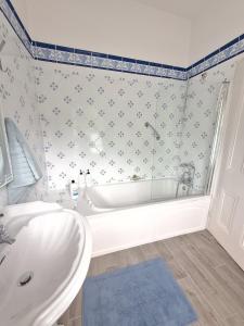 Foto sihtkohas Blackrock asuva majutusasutuse Elegant Seaside 3 BR Home galeriist