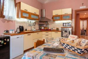 a kitchen with white cabinets and a table with a table sidx sidx at Il Piccolo Rifugio in Figline Valdarno