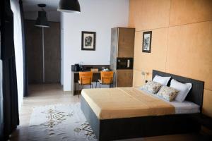 a bedroom with a bed and a table with chairs at Villa Alveare in Banya