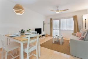 コラレホにあるCasa Loletaのキッチンとテーブルとソファのあるリビングルーム