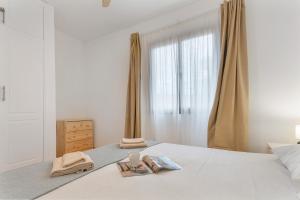 コラレホにあるCasa Loletaのベッドルーム1室(ベッド1台、タオル2枚付)、窓が備わります。 +22枚の写真