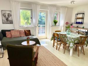 een woonkamer met een tafel en een eetkamer bij Vadrózsa apartman in Badacsonytomaj +36 foto's
