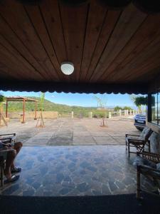 desde el interior de un pabellón con patio en Mansão Fazendinha para grupos Arraial do Cabo, en Arraial do Cabo