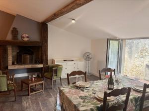 Una habitación con una mesa y sillas y una cocina. en Cosy loft in Saint Emilion, en Saint-Émilion 5 fotos más