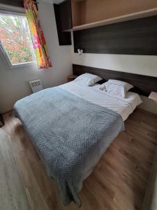 un letto grande in una camera da letto con finestra di Mariusso a Villeneuve-lès-Maguelonne