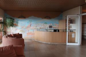 Habitación con un gran mural en la pared. en Le Must ! ADMIRAL PLAZA, en Menton