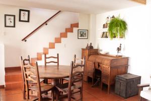 a dining room with a table and a staircase at Loft PH, con patio in Florida