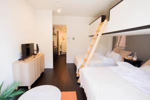 a bedroom with two beds and a ladder at ハーモニーヒルズVilla箱根強羅 in Hakone