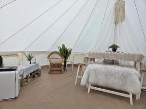 Posezení v ubytování Tipi Jurte Zelt in der Seenplatte