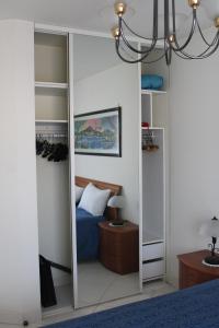 espejo en un dormitorio con cama en Le Must ! ADMIRAL PLAZA, en Menton 17 fotos más