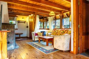 a living room with a couch and a table at Oasis del Sur in Villa La Angostura