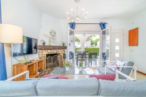 Televízia a/alebo spoločenská miestnosť v ubytovaní Apart-rent Casa Montseny 0119