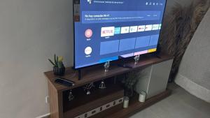 Una televisión o centro de entretenimiento en Apartment with pool two minutes from BlueMall