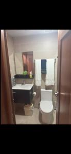 Un baño de Apartment with pool two minutes from BlueMall