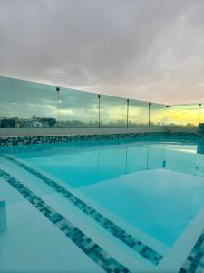 La alberca dentro o cerca de Apartment with pool two minutes from BlueMall