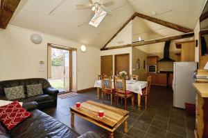 ein Wohnzimmer mit Sofa und Tisch in der Unterkunft Shiloh Cottage in Whitwell