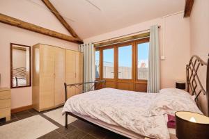 ein Schlafzimmer mit einem Bett und einem Fenster in der Unterkunft Shiloh Cottage in Whitwell