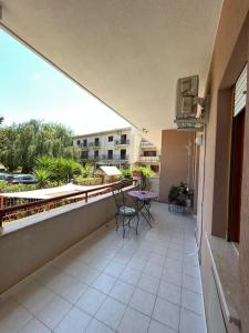 サンタ・フラーヴィアにあるLa casa dei Nonniのバルコニー(椅子、テーブル付)