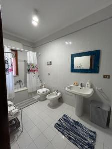 サンタ・フラーヴィアにあるLa casa dei Nonniの洗面台、トイレ、浴槽を備えたバスルーム