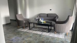 un salon avec un canapé, une table et des chaises dans l'établissement Paramount B&B, à Kinshasa