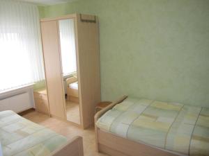 sypialnia z lustrem i łóżkiem w obiekcie Ferienwohnung Schönhense w mieście Medebach