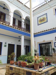エル・カスティージョ・デ・ラス・グアルダスにあるVenta de Abajoの鉢植えの建物