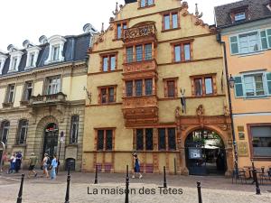 Bygningen som kapselhotellet ligger i + 4 billeder