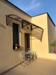 patio ze stołem i krzesłami w budynku w obiekcie Appartamento Via Montenero w Bolonii