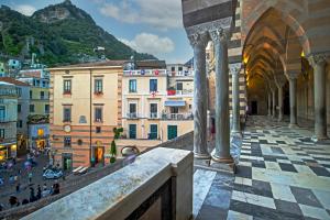 desde el balcón de un edificio con vistas a la ciudad en D'Amalfi Hospitality, en Amalfi
