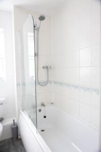 une salle de bain blanche avec une baignoire et un lavabo dans l'établissement Sunderland City Centre Modern 2 Bed Apartment, à Sunderland 9 autres photos
