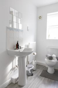 une salle de bain blanche avec un lavabo et des toilettes dans l'établissement Sunderland City Centre Modern 2 Bed Apartment, à Sunderland