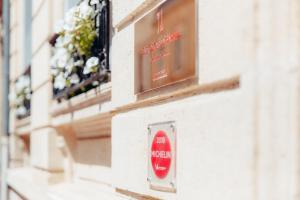 a do not enter sign on the side of a building at Le Clos d'Emile - Centre ville in Bordeaux +23 photos