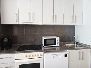 Kuchyň nebo kuchyňský kout v ubytování Apartamentos La Solana Deluxe 3000