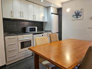 Kuchyň nebo kuchyňský kout v ubytování Apartamentos La Solana Deluxe 3000