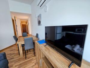 TV a/nebo společenská místnost v ubytování Apartamentos La Solana Deluxe 3000