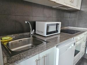Kuchyň nebo kuchyňský kout v ubytování Apartamentos La Solana Deluxe 3000