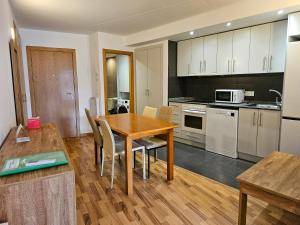 Kuchyň nebo kuchyňský kout v ubytování Apartamentos La Solana Deluxe 3000