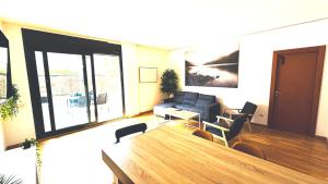 a living room with a table and a couch at Apartamento independiente con jardín D82 in Terrassa