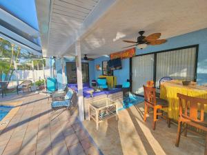 a living room with a table and chairs at 5 Bed Heated Pool Largo, Seminole FL 2 mi Indian Rocks Beach , Pets, Game room in Seminole
