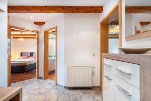 a room with a kitchen and a bedroom with a bed at Familie Nahrstedt Wildblick in Löbau