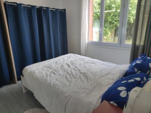 Ένα ή περισσότερα κρεβάτια σε δωμάτιο στο Cozy house between Disney and Paris