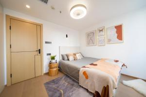 Uma cama ou camas num quarto em Bundside NJE 3BR Suite