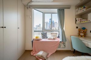 Uma área de estar em Bundside NJE 3BR Suite