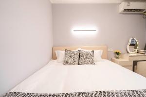 Uma cama ou camas num quarto em Bundside NJE 3BR Suite