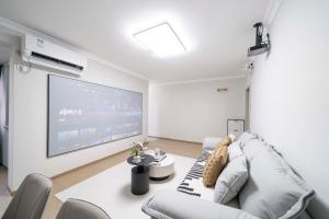 Uma televisão e/ou sistema de entretenimento em Bundside NJE 3BR Suite