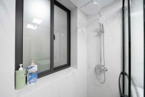 Uma casa de banho em Bundside NJE 3BR Suite