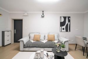 Uma área de estar em Bundside NJE 3BR Suite