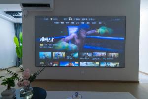 Uma televisão e/ou sistema de entretenimento em Bundside NJE 3BR Suite