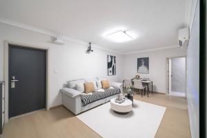 Uma área de estar em Bundside NJE 3BR Suite
