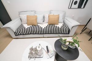 Uma área de estar em Bundside NJE 3BR Suite